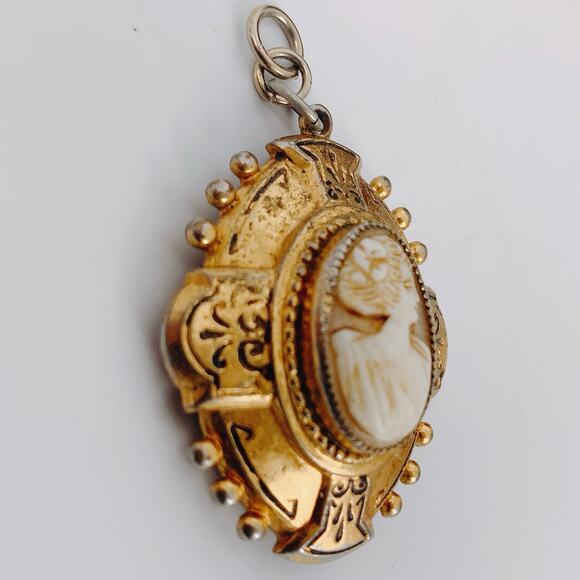 Antique Victorian Gold-Plated Shell Cameo Locket Pendant - 1880-1910 Vintage - Picture 3 of 10